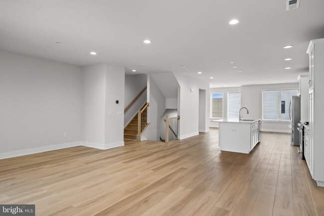 Building Photo - 2150 Northbank Pl