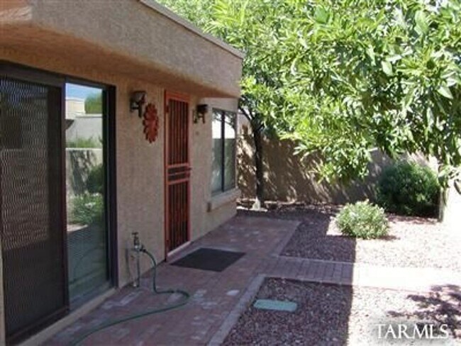 Building Photo - Attractive 3 Bed. 2 Ba. Townhome at Columbus & Ft. Lowell