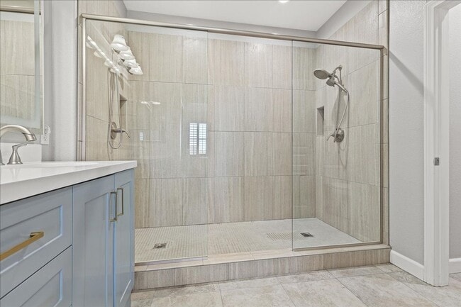 Building Photo - Modern Summerlin 2 Bedroom Condo with Garage - Fully Furnished