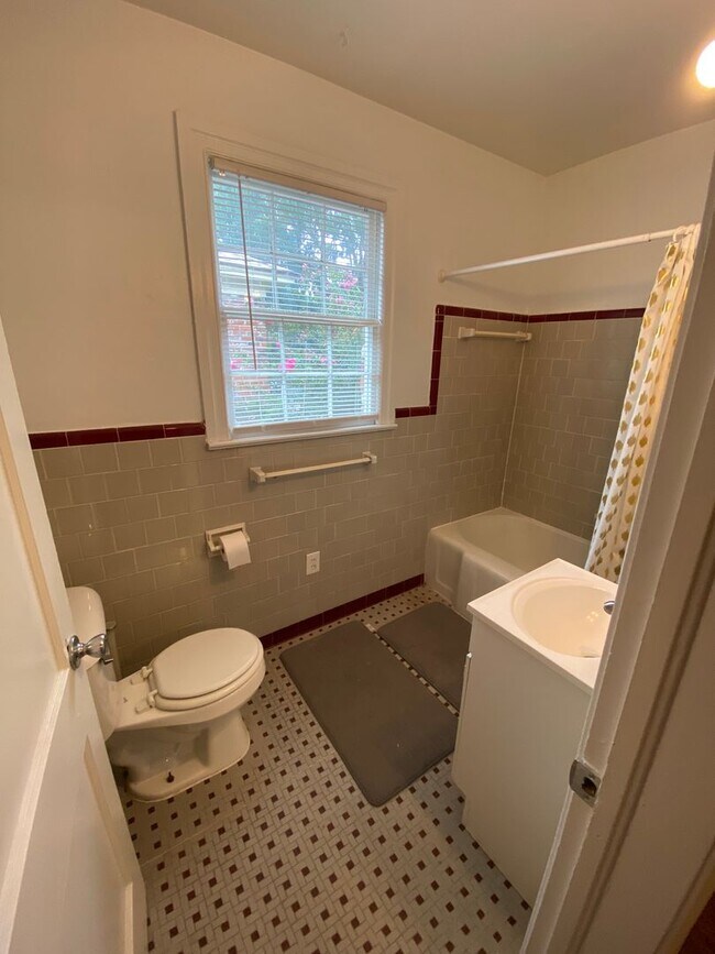 Building Photo - 1306 E Victory Dr