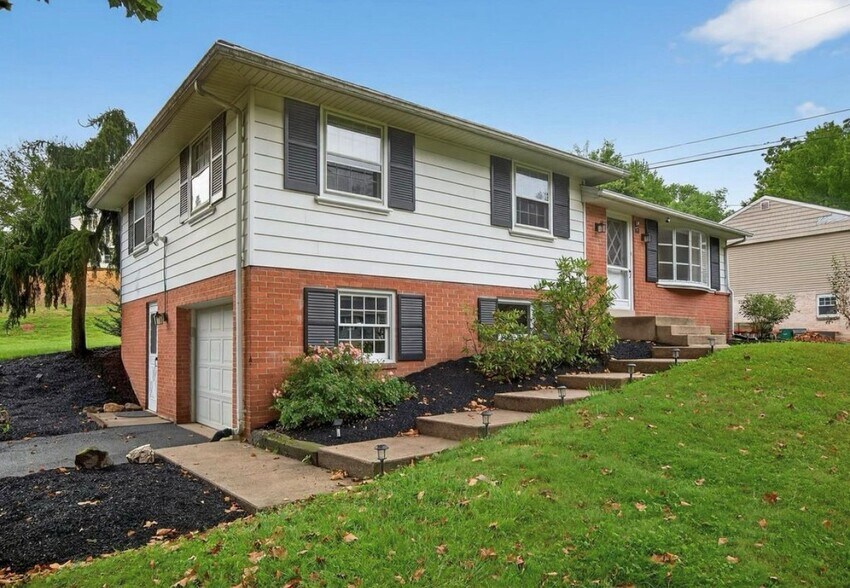 Building Photo - 880 Corvair Rd