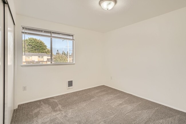 Building Photo - 2025 C St SE