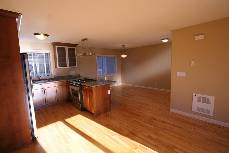 Large Great Room - 1018 Taylor Ave N