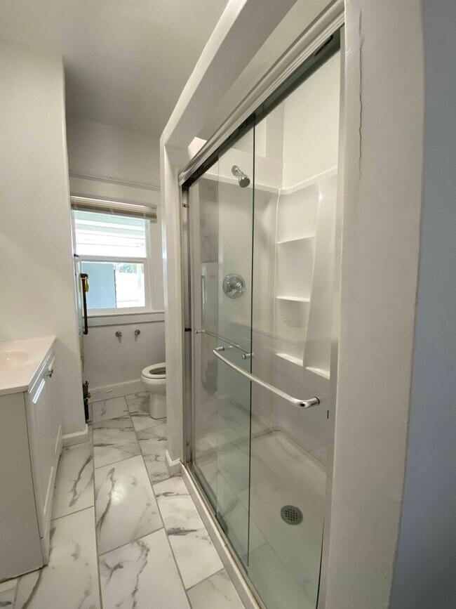 Building Photo - Two Bed, One Bath Apartment Located Downtown
