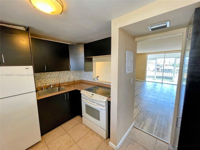 Building Photo - 2859 Leonard Dr