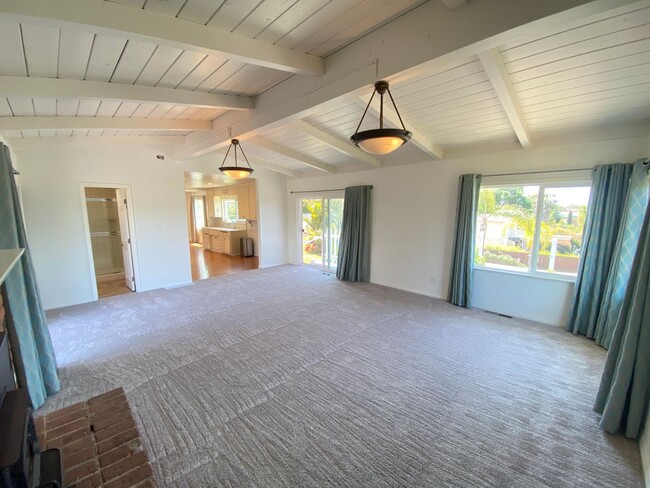 Building Photo - Unique 4 Bedroom 2 bath Guest Home in Ocea...