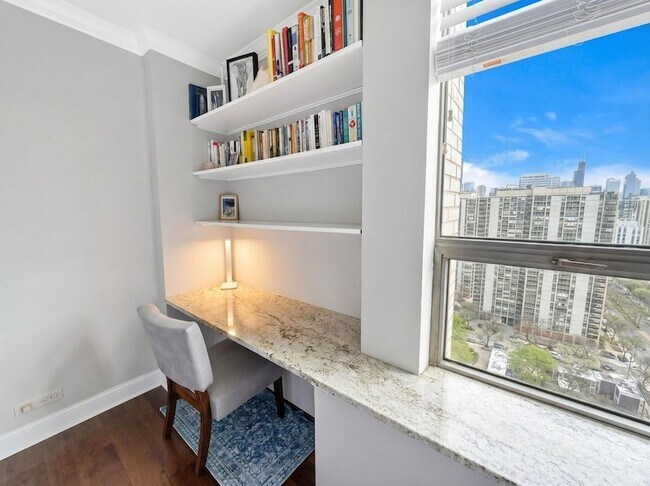 Building Photo - 1460 N Sandburg Terrace