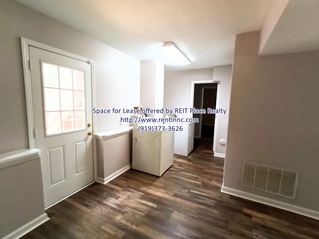 Building Photo - 5 Bedroom 2.5 bath Single family home with...