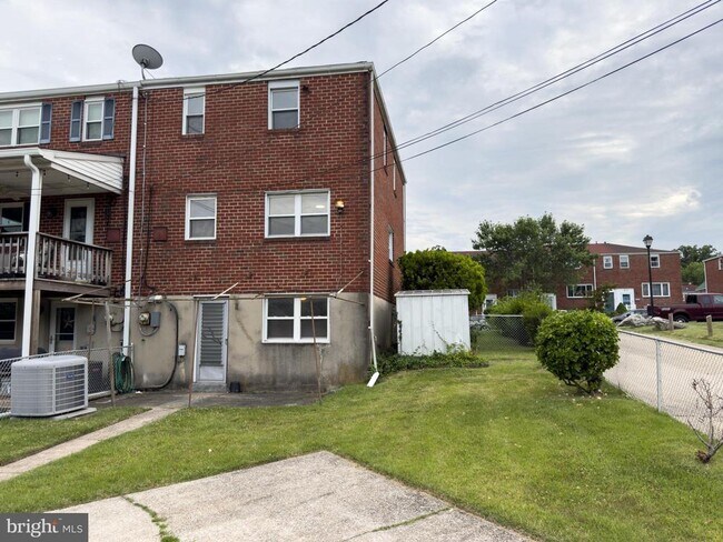 Building Photo - 926 Regina Dr