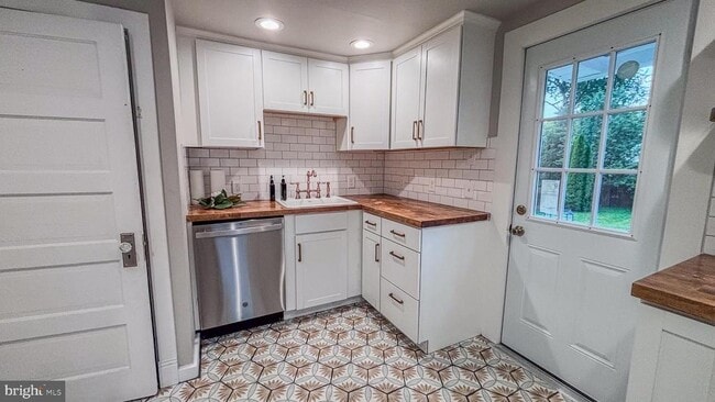 Building Photo - 28 S Lenola Rd