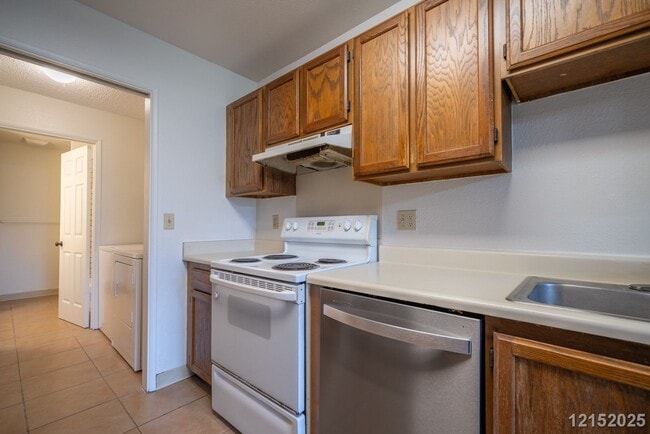 Building Photo - $2900 / 2 Bed/ 1 Bath/ 2 Parking IN HIDDEN VALLEY ESTATES