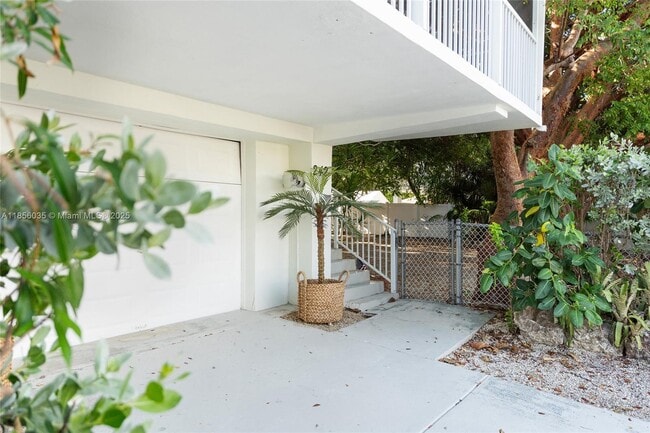 Building Photo - 242 Bougainvillea St