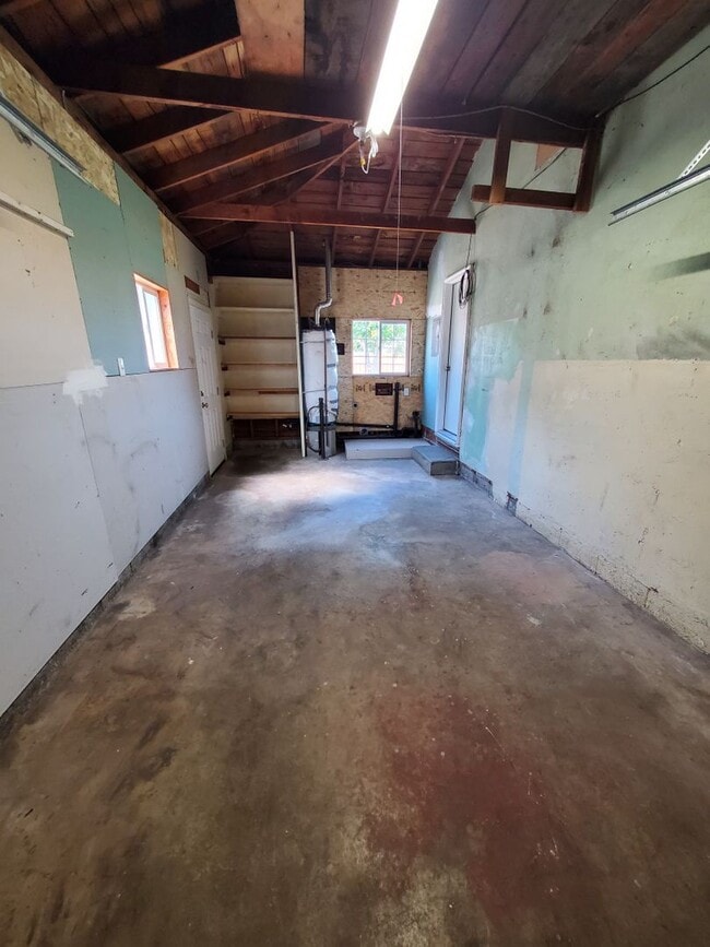 Building Photo - 2 Bedroom home with RV parking and large y...