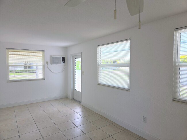 Building Photo - 6931 Hibiscus Ave S