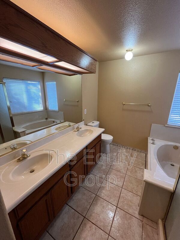 Building Photo - 1672 W Julieanne Ave