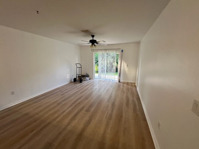 Building Photo - 3/2/1 W/ Solar estimated savings of $200 i...