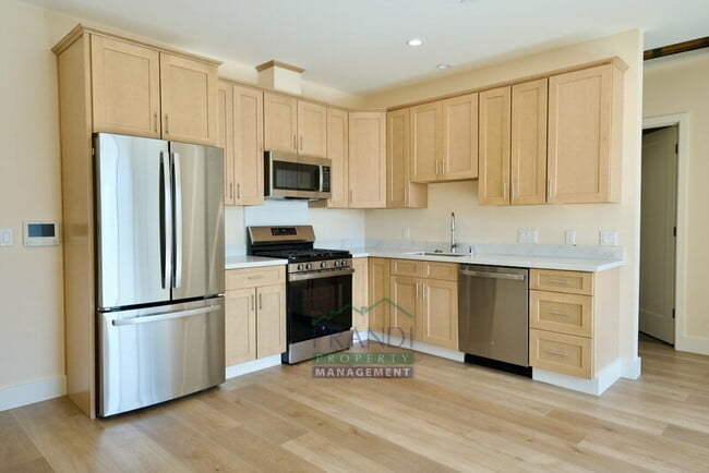 Building Photo - 10 E Crescent Dr