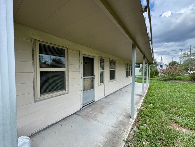 Building Photo - Charming 1-Bedroom, 1-Bath Home Near Downtown Tavares - Lawn Care Included!