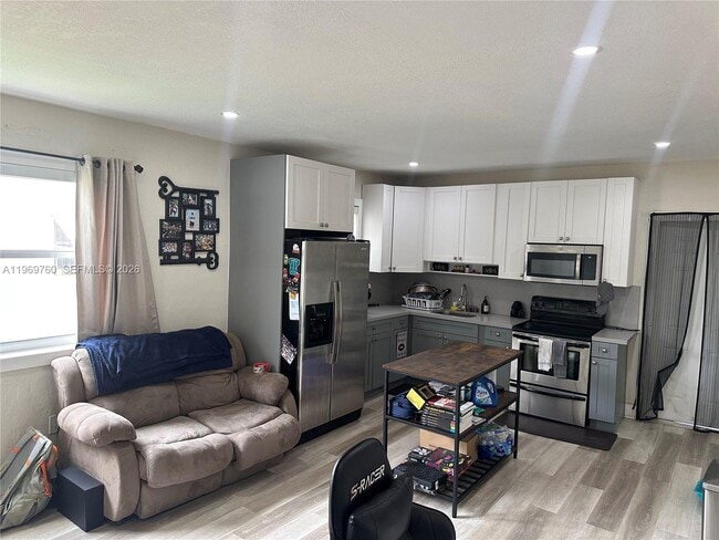 Building Photo - 1147 NE 113th St