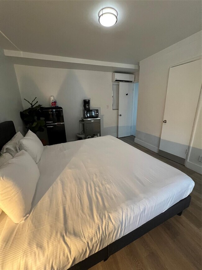 Building Photo - 2100 NE 33rd Ave