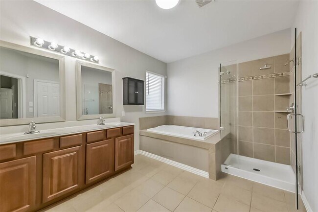 Building Photo - 2812 Chinaberry Park Ln