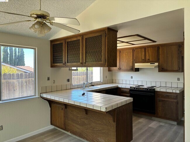 Building Photo - 912 Coyote Ct