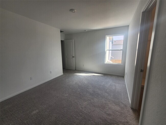 Building Photo - 906 Pertuso Ln