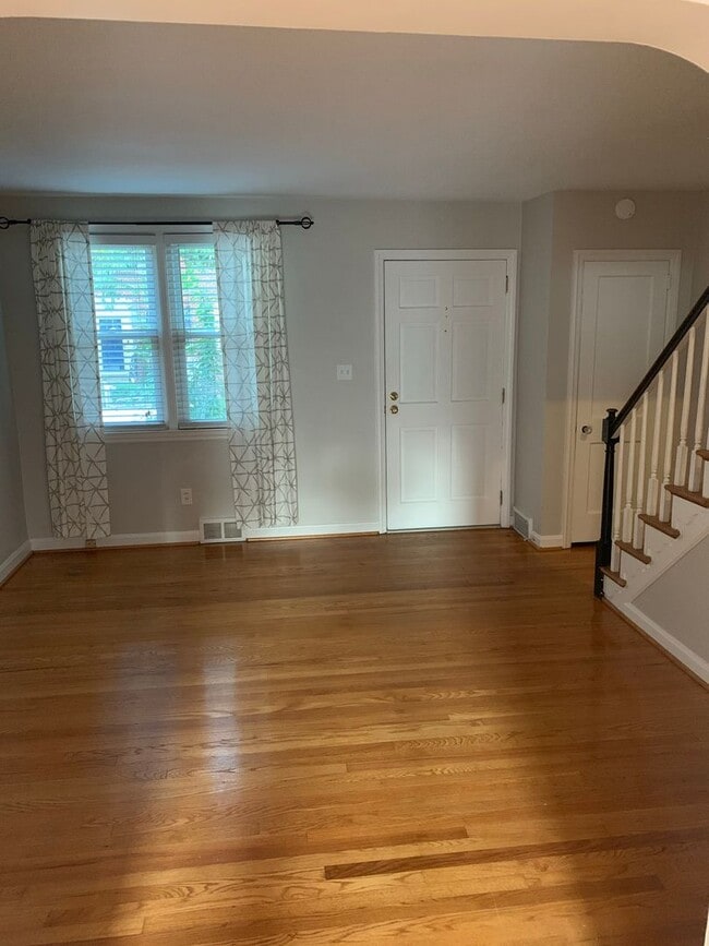 Building Photo - Charming Trolley Area Brick Townhome