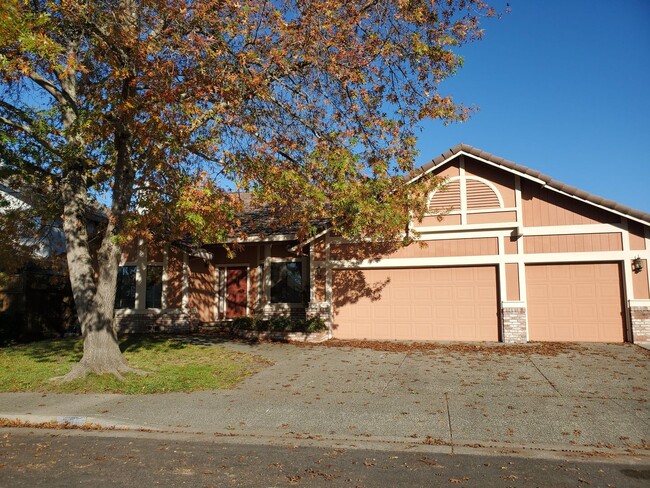 Building Photo - Well-maintained 3x2 single-family Windsor home