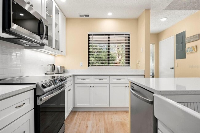 Building Photo - SEASONAL TROPICAL GETAWAY!