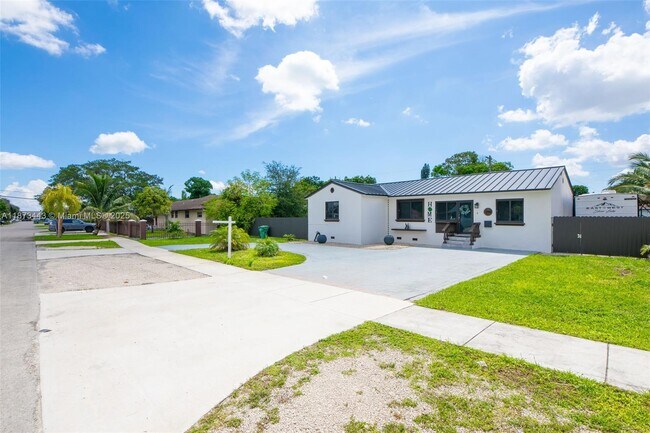 Building Photo - 1240 Peri St