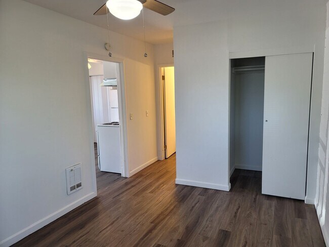 Building Photo - Cozy, partially remodeled 1 bedroom apartm...