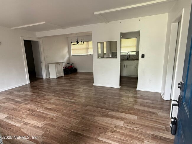 Building Photo - 1015 Busac Ave