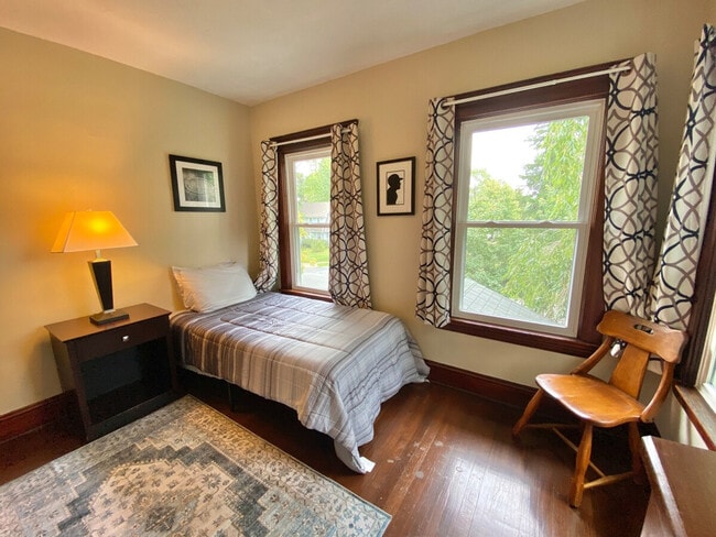 Building Photo - 1520 Maple Rd