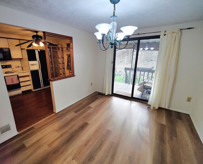 Building Photo - *Spacious & Conveniently Located 3BD/2.5BA Townhouse Available in Bethel Park*