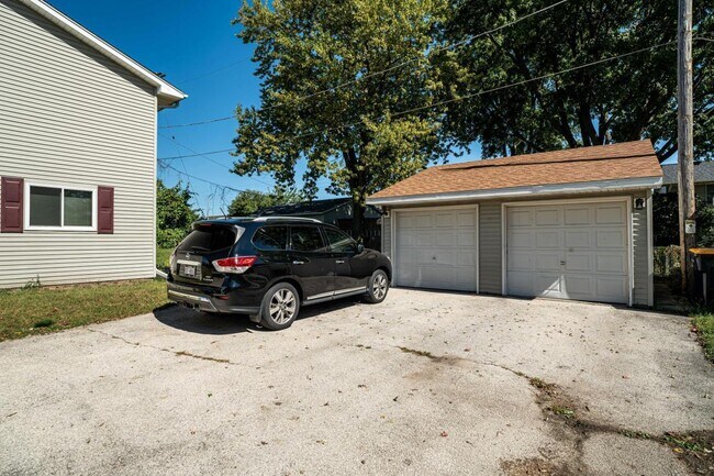 Building Photo - 1502-1504 S 101st St