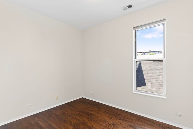 Building Photo - 1710 W Erie St