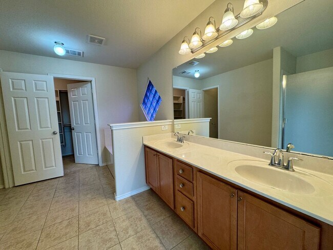 Building Photo - 5207 Bridgewood Dr