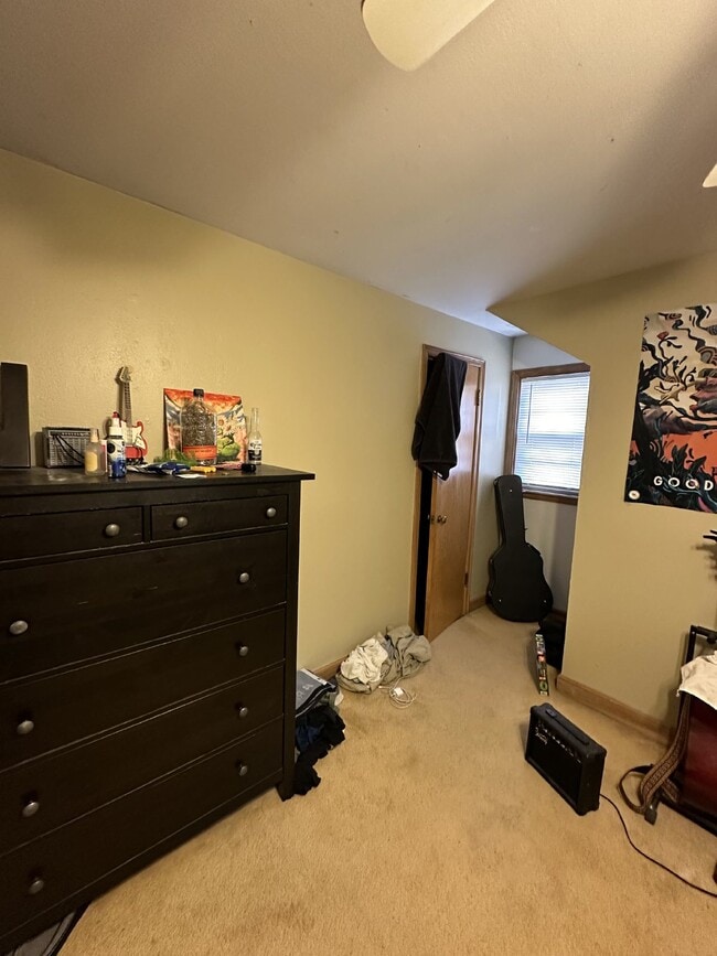 Building Photo - 4 Bed 2 Bath close to UWEC and downtown! A...