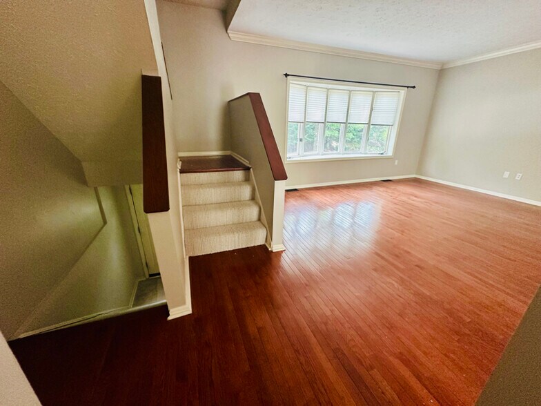 Building Photo - 10086 Mansion Dr