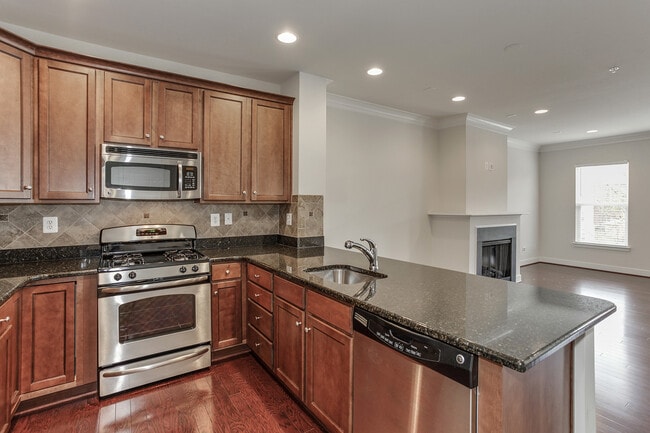 Building Photo - Gorgeous Townhome/Great Location!
