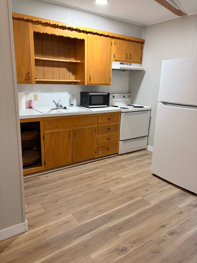 Building Photo - Unit 5