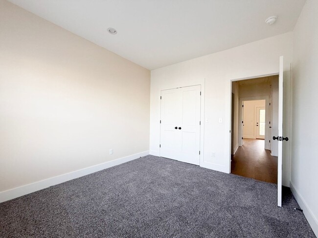 Building Photo - 4-Bedroom HOA Home with Pool Access Near Downtown Cookeville