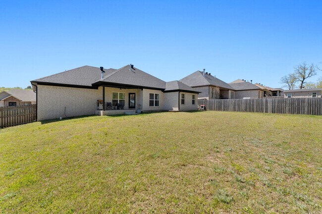 Building Photo - Beautiful home with Solar Panels!