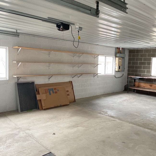 Building Photo - 2224 Oakwood Dr