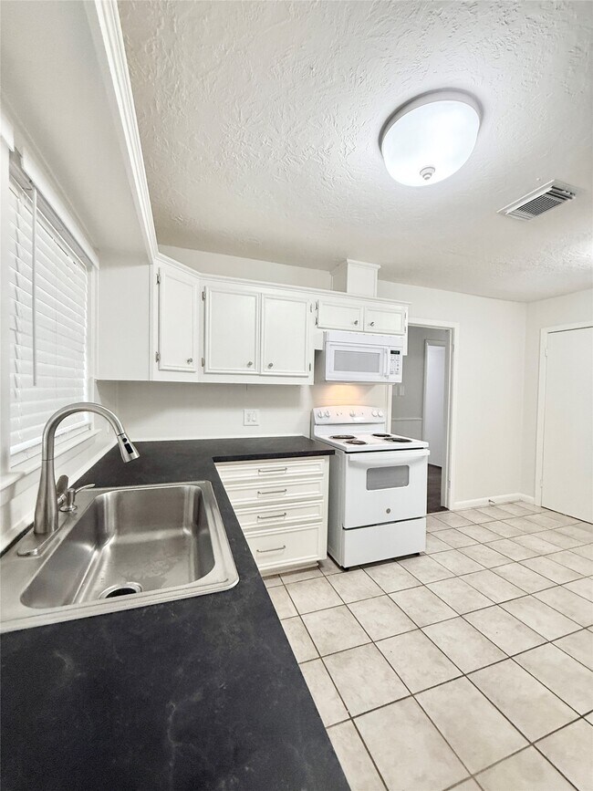 Building Photo - 523 Wisteria St