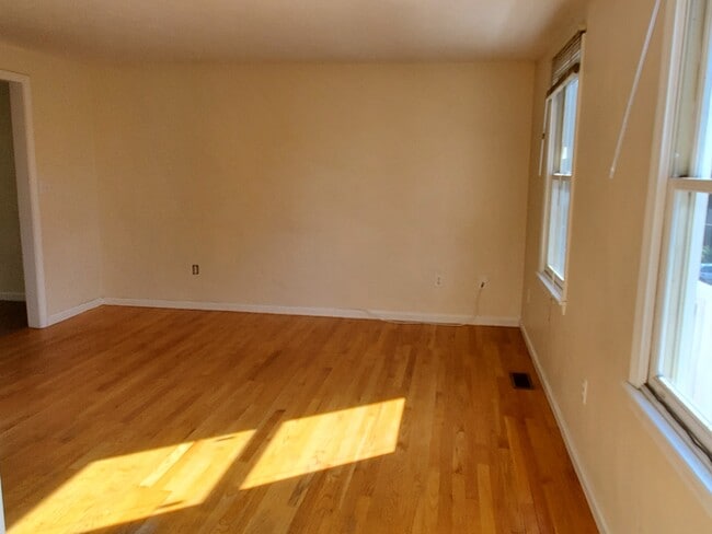 Building Photo - 118 Montclair Ave