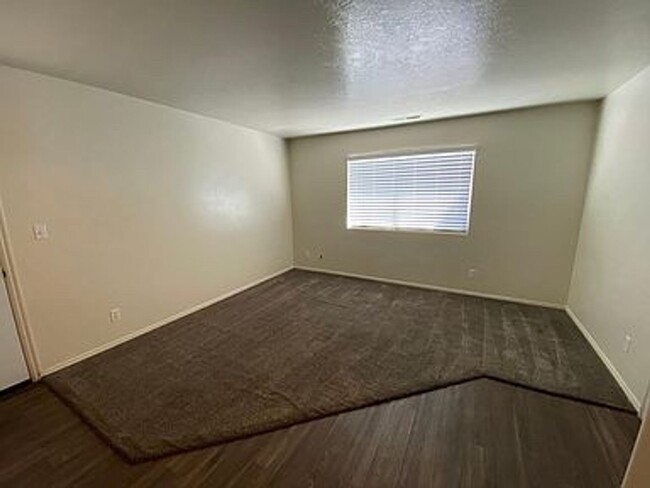 Building Photo - 3 Bedroom, 2 Bathroom Apartment with great...
