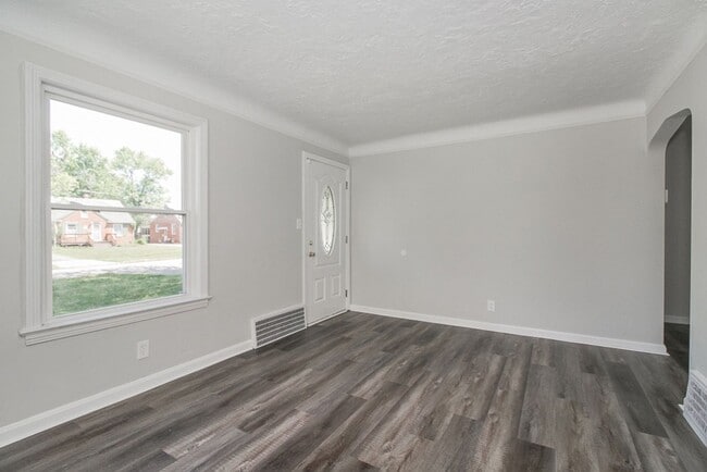 Building Photo - Fully Updated Home For Rent in Euclid