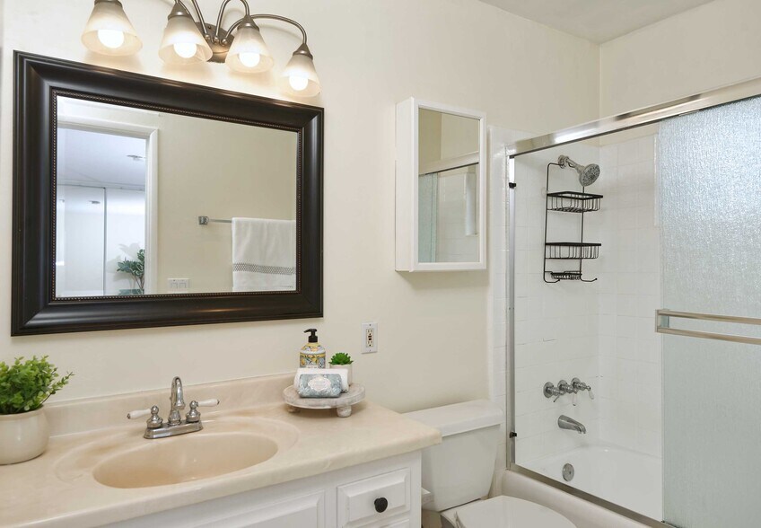 Building Photo - 2002 Missouri St